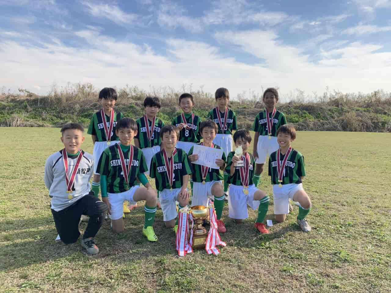 優勝写真掲載 21年度 第2ブロック4年生の部 兼 第36回千葉県u 10サッカー選手権 優勝は新松戸scグリーン 県大会出場チーム判明分掲載 敗者復活戦 2枠 の結果情報お待ちしています ジュニアサッカーnews